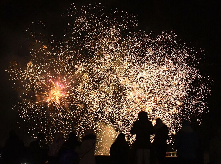 Праздничный фейерверк в преддверии встречи Нового года на улице Владивостока