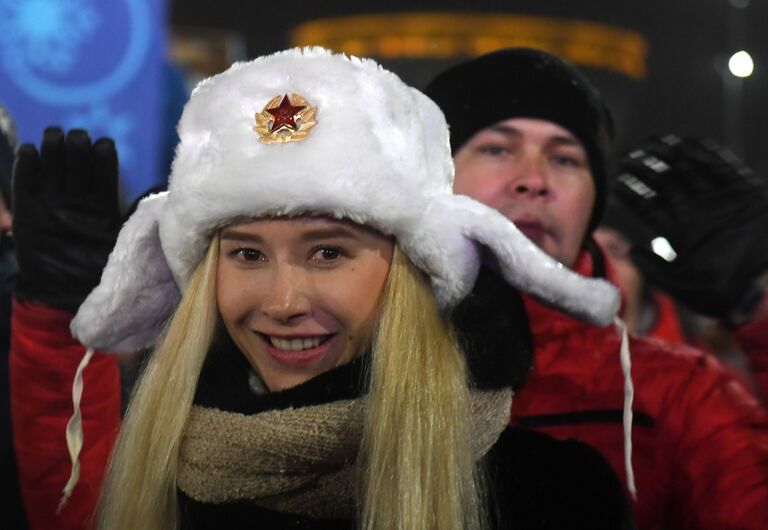 Девушка во время встречи Нового года - 2019 у Центральной елки в Казани