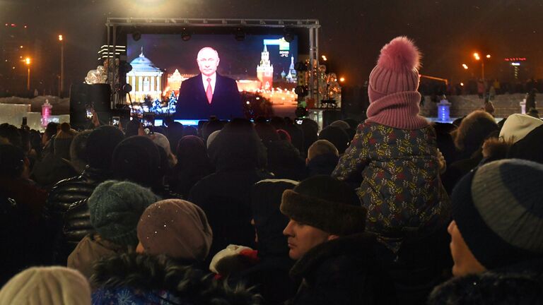 Горожане слушают обращение президента РФ Владимира Путина во время встречи Нового года - 2019 у Центральной елки в Казани