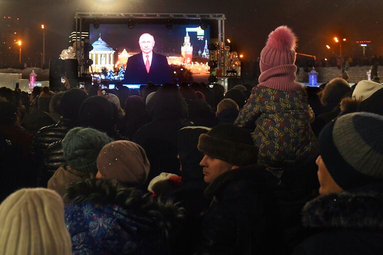 Горожане слушают обращение президента РФ Владимира Путина во время встречи Нового года - 2019 у Центральной елки в Казани