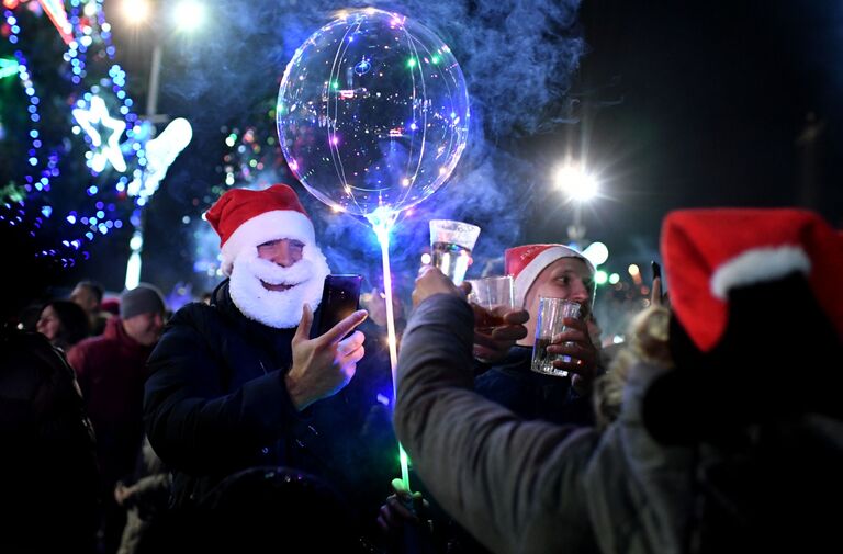 Люди во время празднования Нового года - 2019 в Ялте