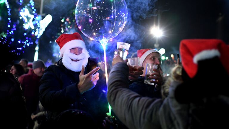 Люди во время празднования Нового года - 2019 в Ялте