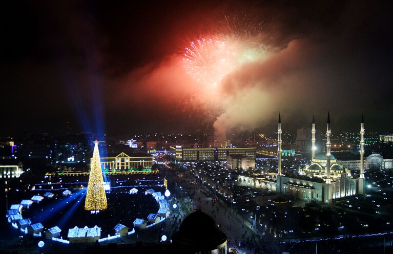 Салют во время празднования Нового года - 2019 в Грозном