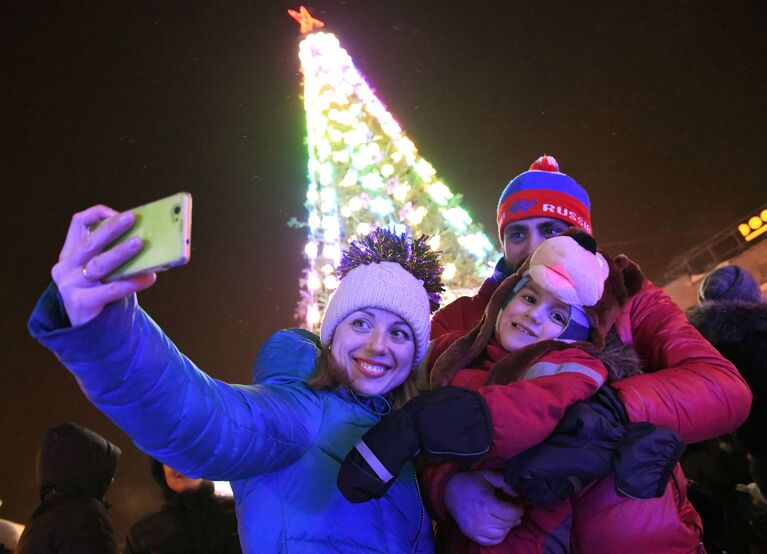 Горожане во время празднования Нового года - 2019 в новогоднем городке на площади имени Ленина в Новосибирске