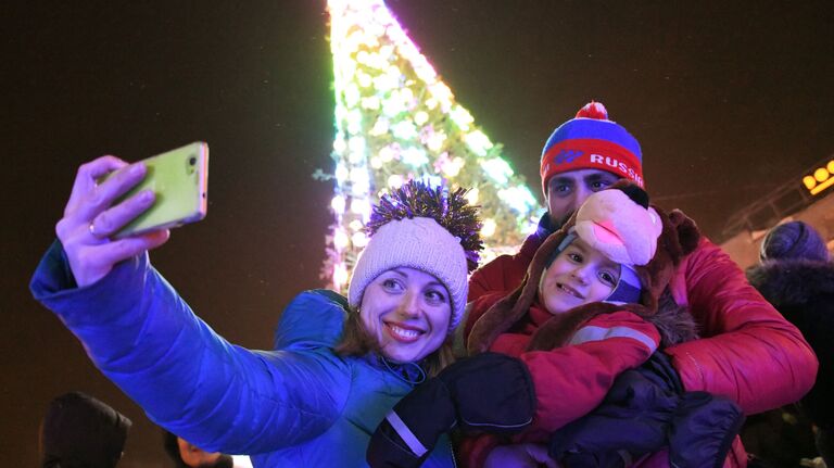 Горожане во время празднования Нового года - 2019 в новогоднем городке на площади имени Ленина в Новосибирске