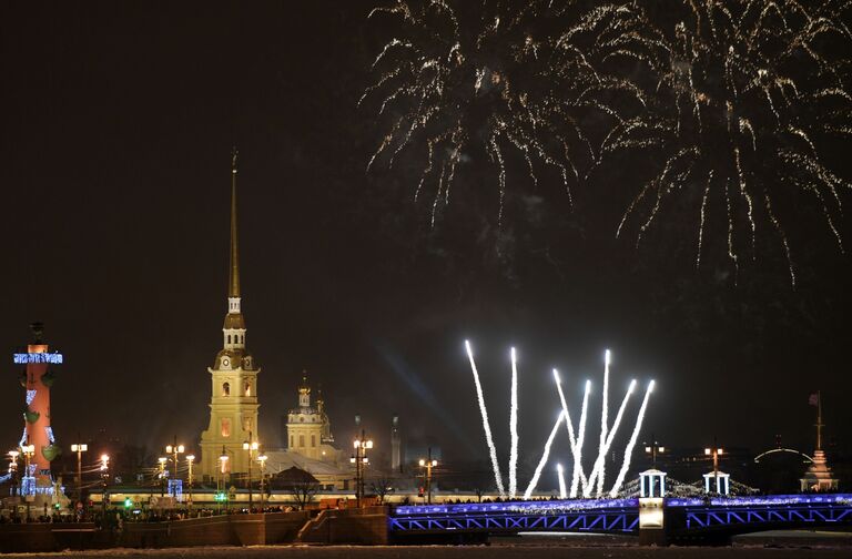 Фейерверк во время празднования Нового года - 2019 в Санкт-Петербурге