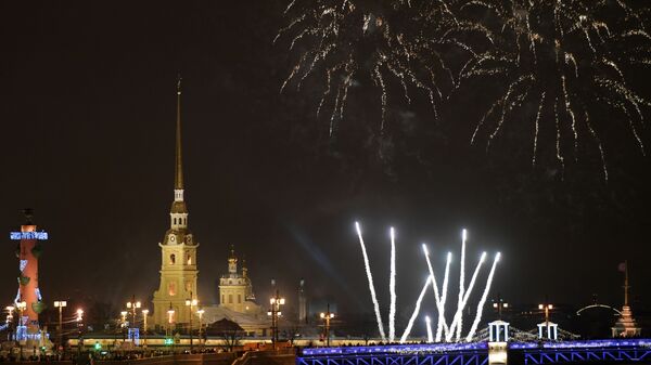 Фейерверк во время празднования Нового года - 2019 в Санкт-Петербурге