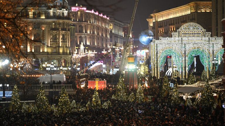 Горожане в преддверии встречи Нового года на Манежной площади в Москве