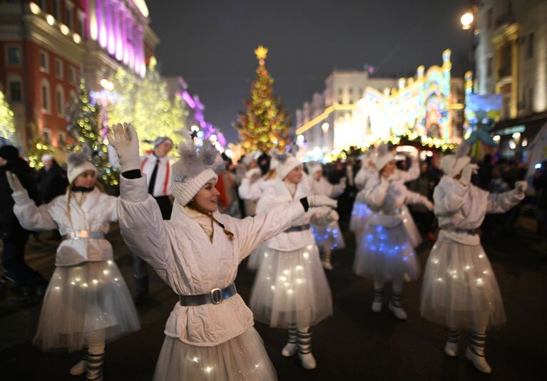 Выступление артистов во время празднования Нового года 2019 на Тверской улице в Москве