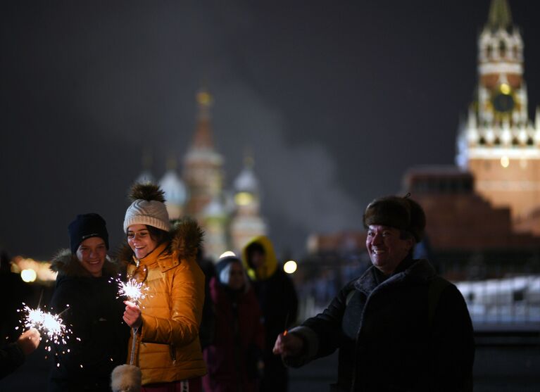 Горожане и гости столицы во время встречи Нового года 2019 на Красной площади в Москве