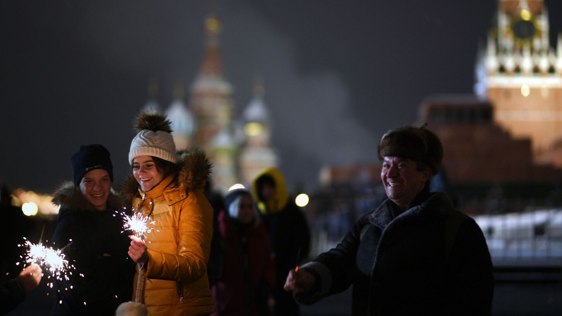 Горожане и гости столицы во время встречи Нового года 2019 на Красной площади в Москве - РИА Новости, 1920, 24.12.2021