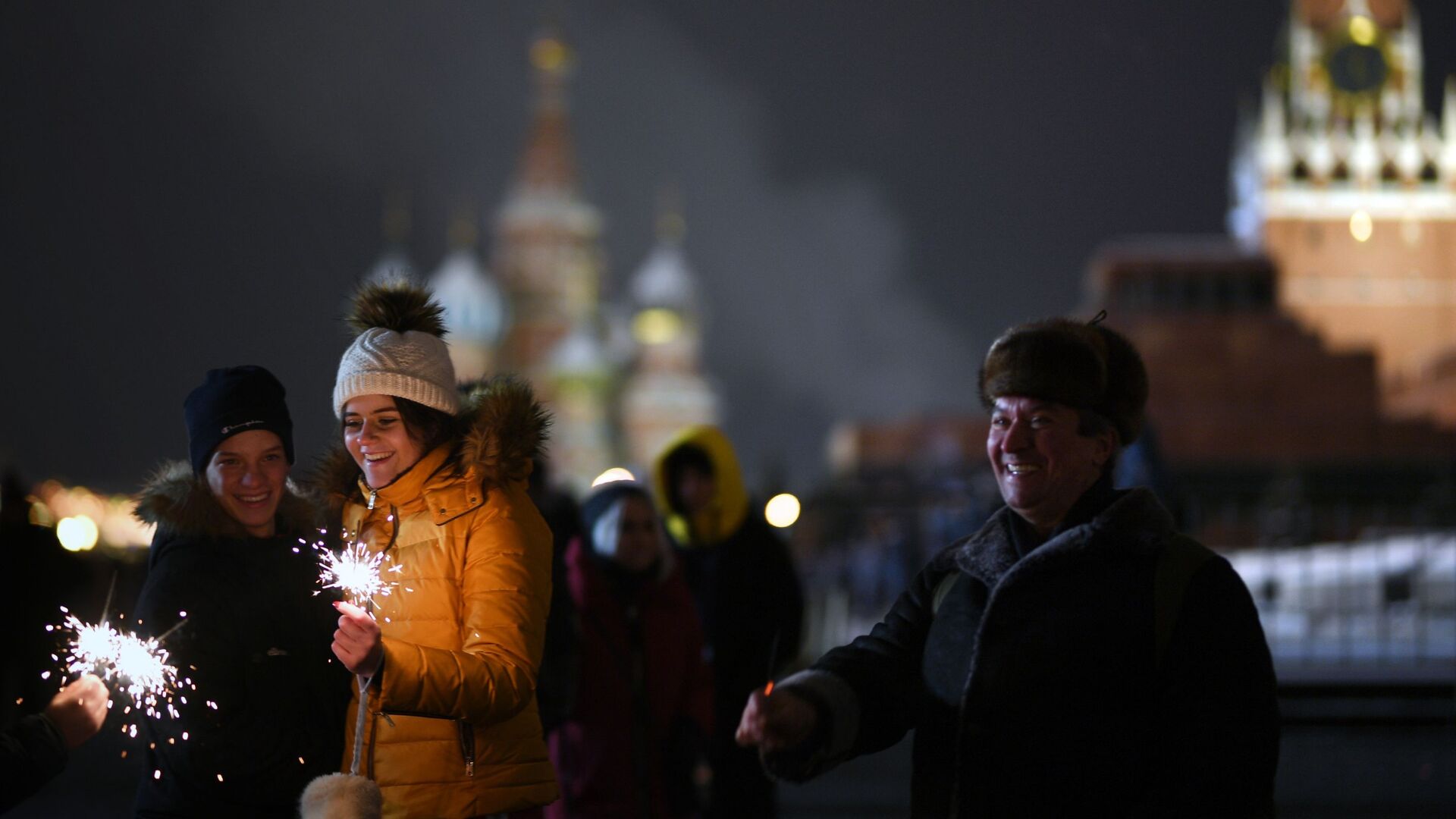 Горожане и гости столицы во время встречи Нового года 2019 на Красной площади в Москве - РИА Новости, 1920, 24.12.2021