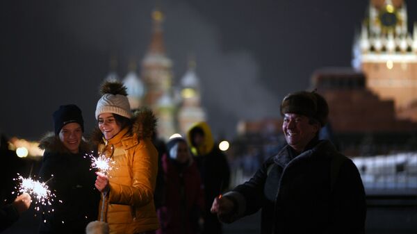 Горожане и гости столицы во время встречи Нового года 2019 на Красной площади в Москве