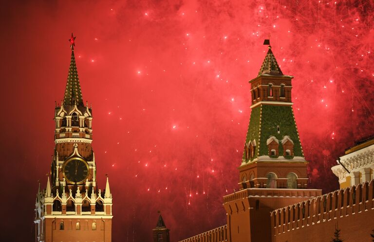 Праздничный фейерверк, посвященный встрече Нового года, в Москве