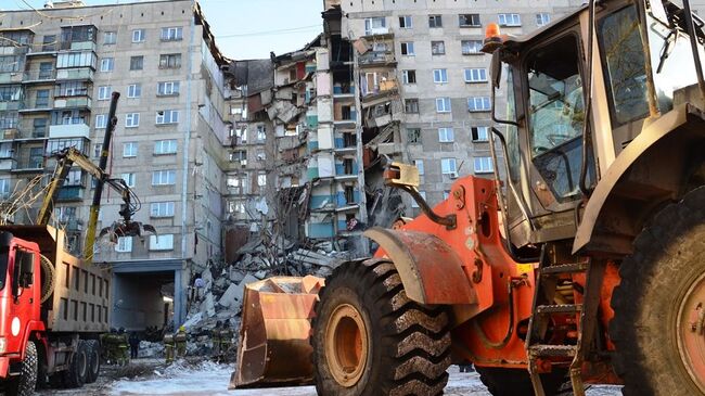 Специальная техника на месте обрушения одного из подъездов жилого дома на проспекте Карла Маркса в Магнитогорске