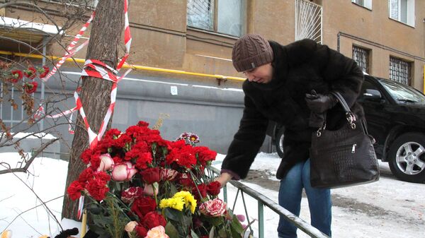 Женщина кладет цветы к стихийному мемориалу неподалеку от места обрушения одного из подъездов жилого дома на проспекте Карла Маркса дом 164 в Магнитогорске, где произошел взрыв бытового газа