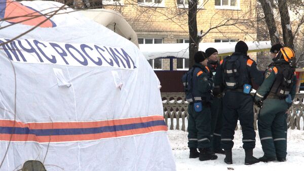 Сотрудники МЧС РФ на месте обрушения одного из подъездов жилого дома в Магнитогорске, где произошел взрыв бытового газа. 1 января 2019