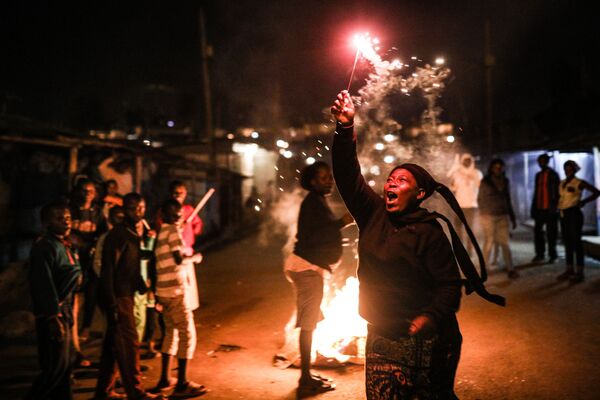 Женщина с бенгальским огнем встречает новый год в Найроби, Кения. 1 января 2019