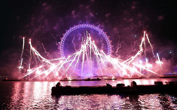 Фейерверк во время празднования Нового года в Лондоне, Великобритания