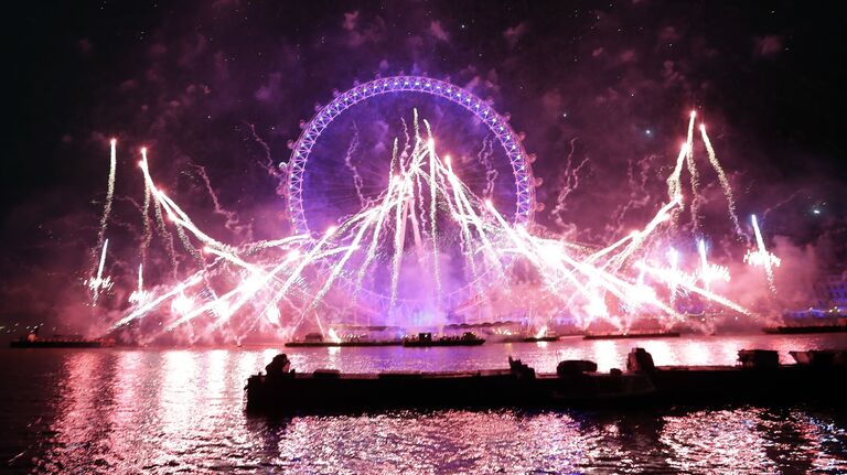 Фейерверк во время празднования Нового года в Лондоне, Великобритания