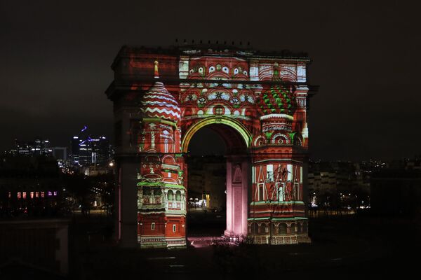 Световое шоу в новогоднюю ночь на Триумфальной арке в Париже