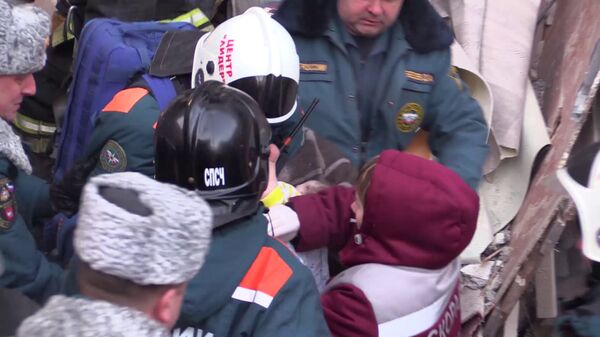 Сотрудники МЧС РФ извлекли из под завалов жилого дома на проспекте Карла Маркса в Магнитогорске живого одиннадцатимесячного ребенка. 1 января 2019