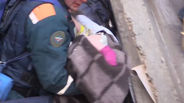 Кадры спасения ребенка из-под завалов жилого дома в Магнитогорске