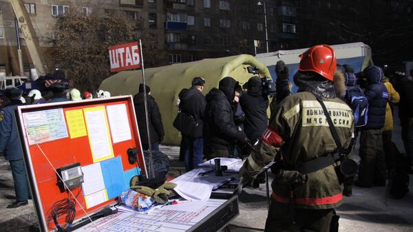 Спасательный штаб неподалеку от места обрушения одного из подъездов жилого дома в Магнитогорске, где произошел взрыв бытового газа