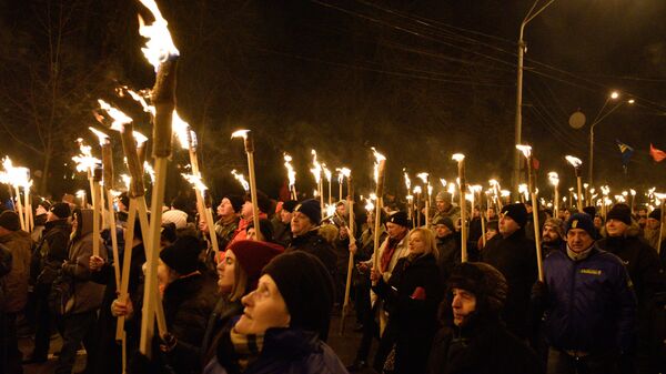 Участники факельного шествия националистов в Киеве в честь дня рождения Бандеры