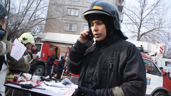 Сотрудники МЧС РФ на месте обрушения одного из подъездов жилого дома в Магнитогорске, где произошел взрыв бытового газа. 2 января 2018