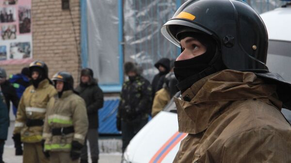 Сотрудники МЧС РФ на месте обрушения одного из подъездов жилого дома в Магнитогорске