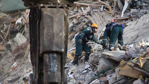 Сотрудники МЧС РФ на месте обрушения одного из подъездов жилого дома в Магнитогорске, где произошел взрыв бытового газа