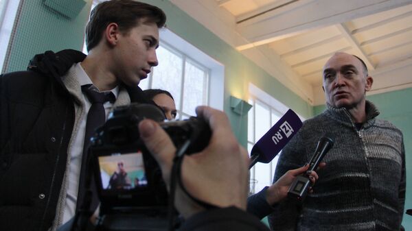 Губернатор Челябинской области Борис Дубровский общается с журналистами во временном штабе в Магнитогорске