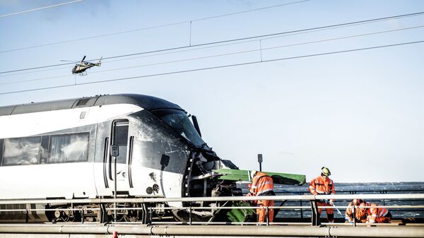 Пассажирский поезд после аварии на  Мосту Большой Бельт в Дании
