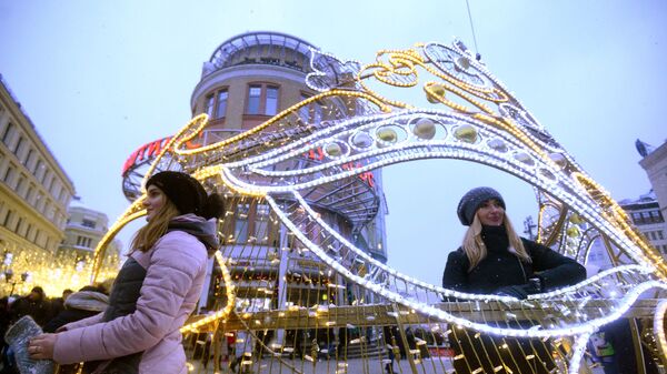 Горожане во время праздничных новогодних гуляний на Никольской улице в Москве