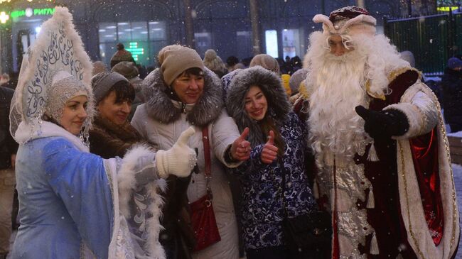 Горожане во время праздничных новогодних гуляний на Никольской улице в Москве