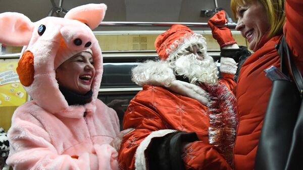 Горожане едут в метро на празднование Нового года - 2019