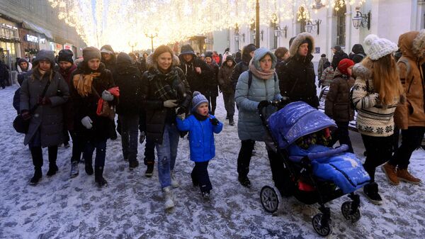 Горожане во время праздничных новогодних гуляний на Никольской улице в Москве