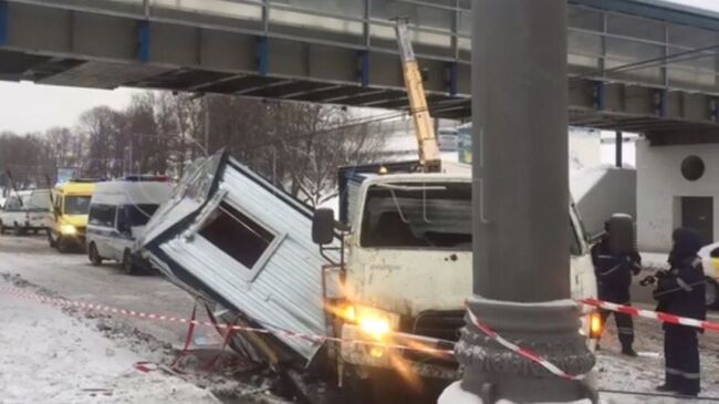 На месте ДТП с участием крана-манипулятора в Москве. 2 января 2019