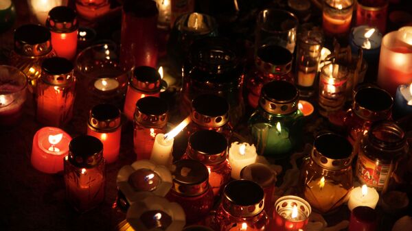 Свечи в память о погибших при обрушении одного из подъездов жилого дома в Магнитогорске, где произошел взрыв бытового газа.  2 января 2018