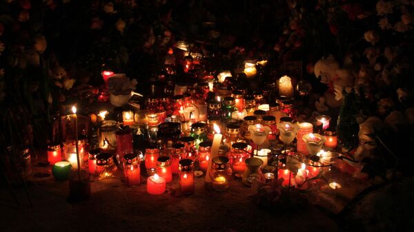 Свечи в память о погибших при обрушении одного из подъездов жилого дома в Магнитогорске, где произошел взрыв бытового газа.  2 января 2018