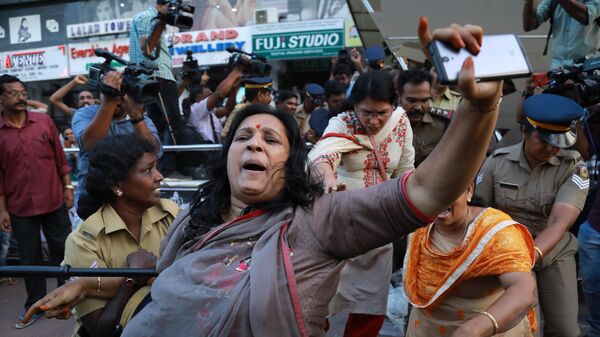 Волнения в Индийском городе Сабаримала, штат Керала, после того, как две женщины зашли внутрь храма бога Айяппана. 2 января 2018