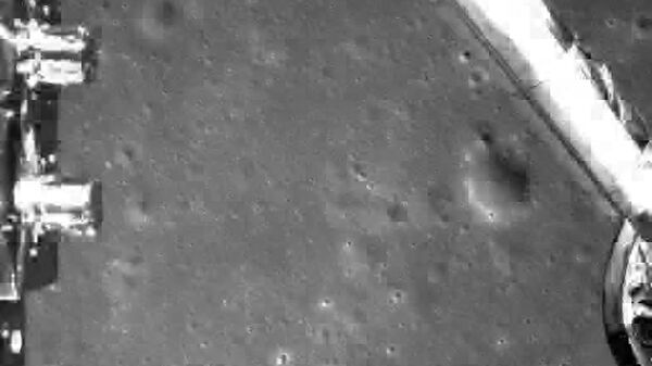Изображение, полученное китайским лунным аппаратом Чанъэ-4 во время посадки. 3 января 2019