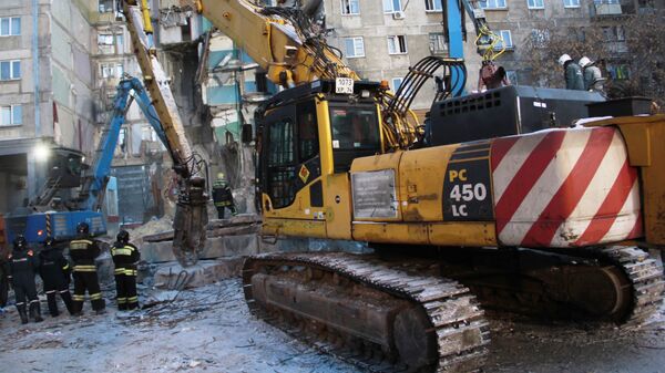Сотрудники МЧС РФ работают на месте обрушения одного из подъездов жилого дома в Магнитогорске