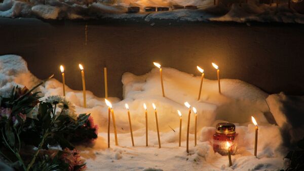 Свечи на месте обрушения одного из подъездов жилого дома в Магнитогорске
