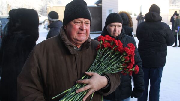 Мужчина с цветами перед началом похорон погибших при обрушении подъезда жилого дома в Магнитогорске. 4 января 2019
