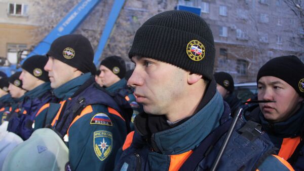 Сотрудники МЧС РФ во время минуты молчания по погибшим после обрушения одного из подъездов жилого дома в Магнитогорске