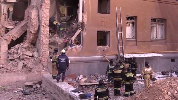 Сотрудники МЧС РФ во время разбора завалов на месте обрушения одного из подъездов жилого дома в Магнитогорске