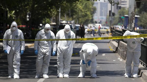Полиция осматривает место происшествия после взрыва на автобусной остановке в центре Сантьяго, Чили. 4 января 2019