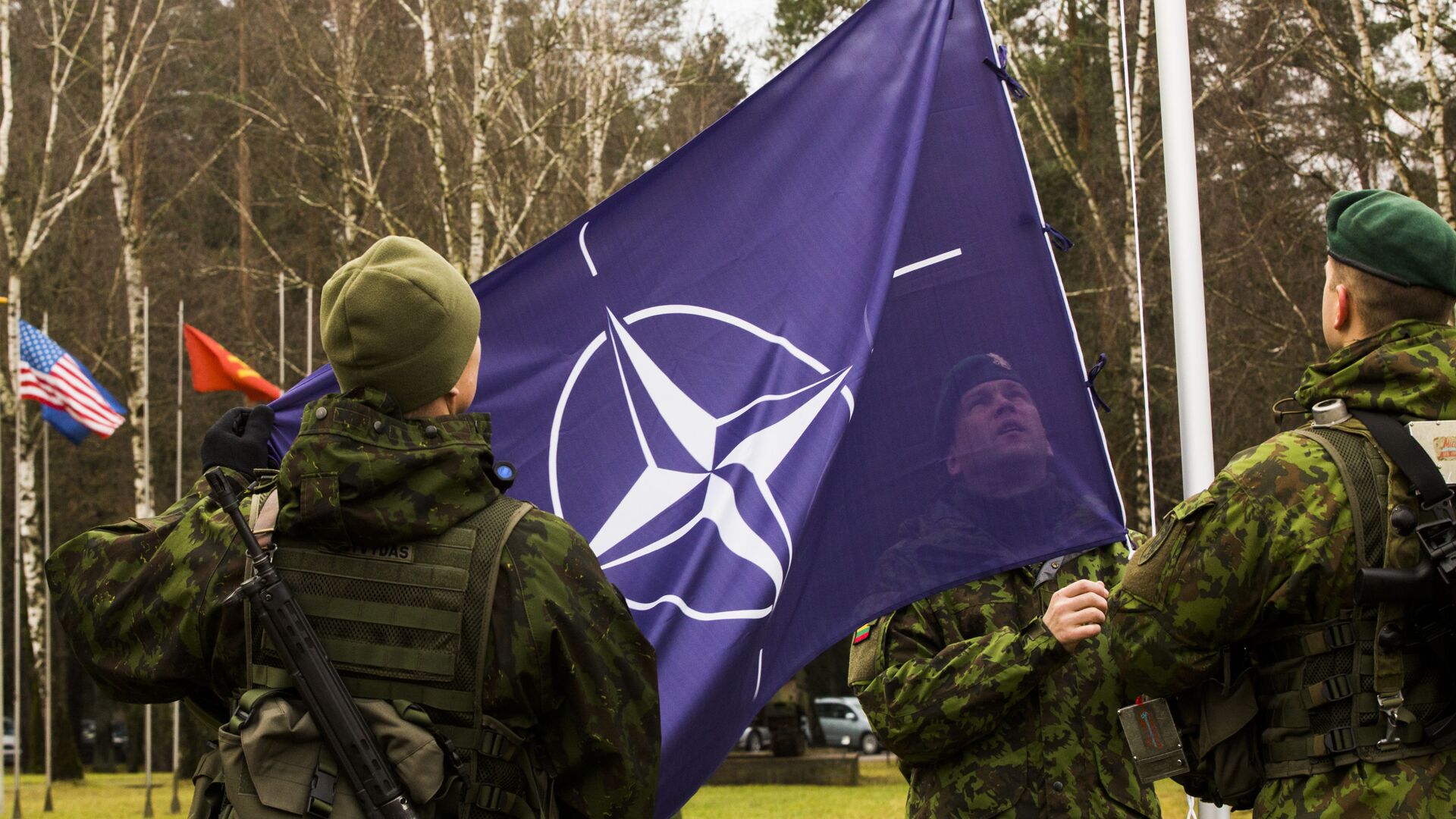 Военнослужащие поднимают флаг НАТО - РИА Новости, 1920, 26.01.2022